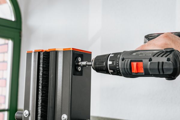 Manual variant operable by crank or cordless screwdriver